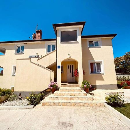 Apartman Luna Sveti Lovreč Pazenatički Zewnętrze zdjęcie